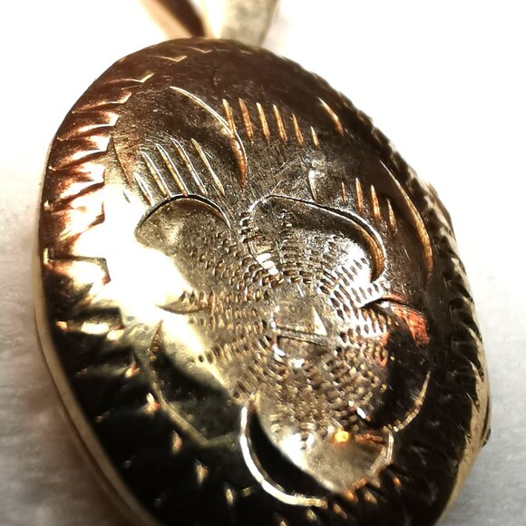 1985 14K Gold Oval Locket Pendant Diamond-Cut Floral TC Hallmark 2cm - Picture 4 of 15